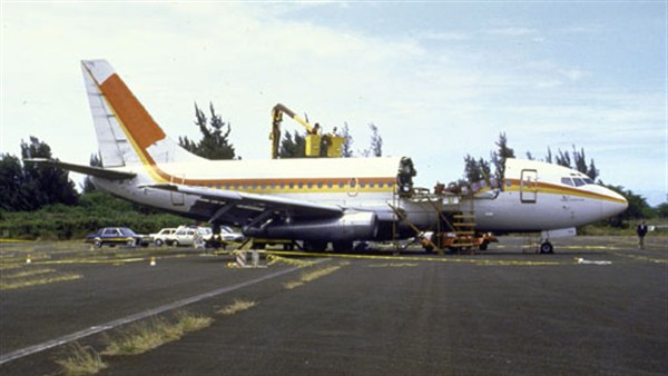 Boeing-737-297-N73711-Aloha-Airlines-Flight-243-right-side-view.jpg