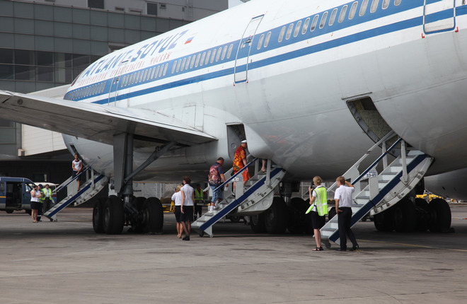 il-86_doors_lower_decks_01.jpg