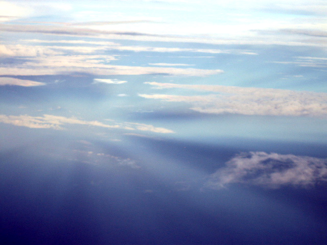Anticrepuscular_rays_from_above.jpg