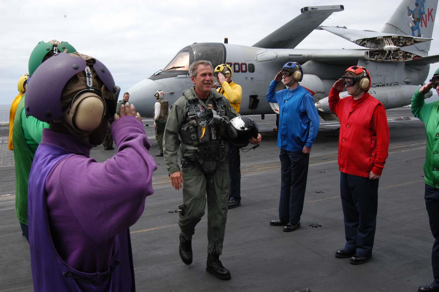 George_W_Bush_on_the_deck_of_the_USS_Abraham_Lincoln.jpg