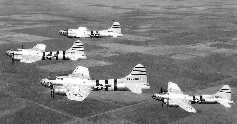 800px-QB-17_Flying_Fortress_Drones_over_New_Mexico_1946.jpg